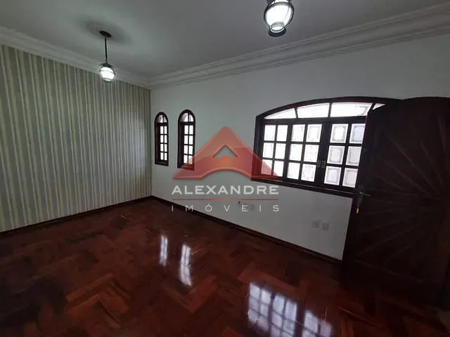 Casa com 250m² 5 quartos e 3 banheiros, à venda, no bairro Jardim Ismênia em São José dos Campos