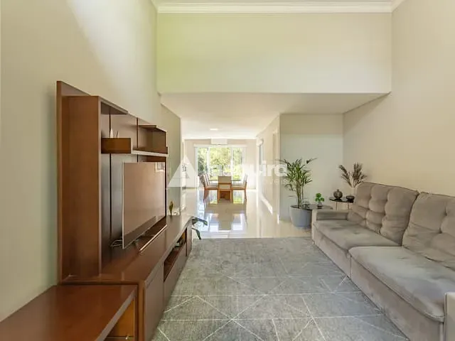 Casa com 300m² 3 quartos e 5 banheiros, à venda ou para alugar, no bairro Colônia Dona Luíza em Ponta Grossa
