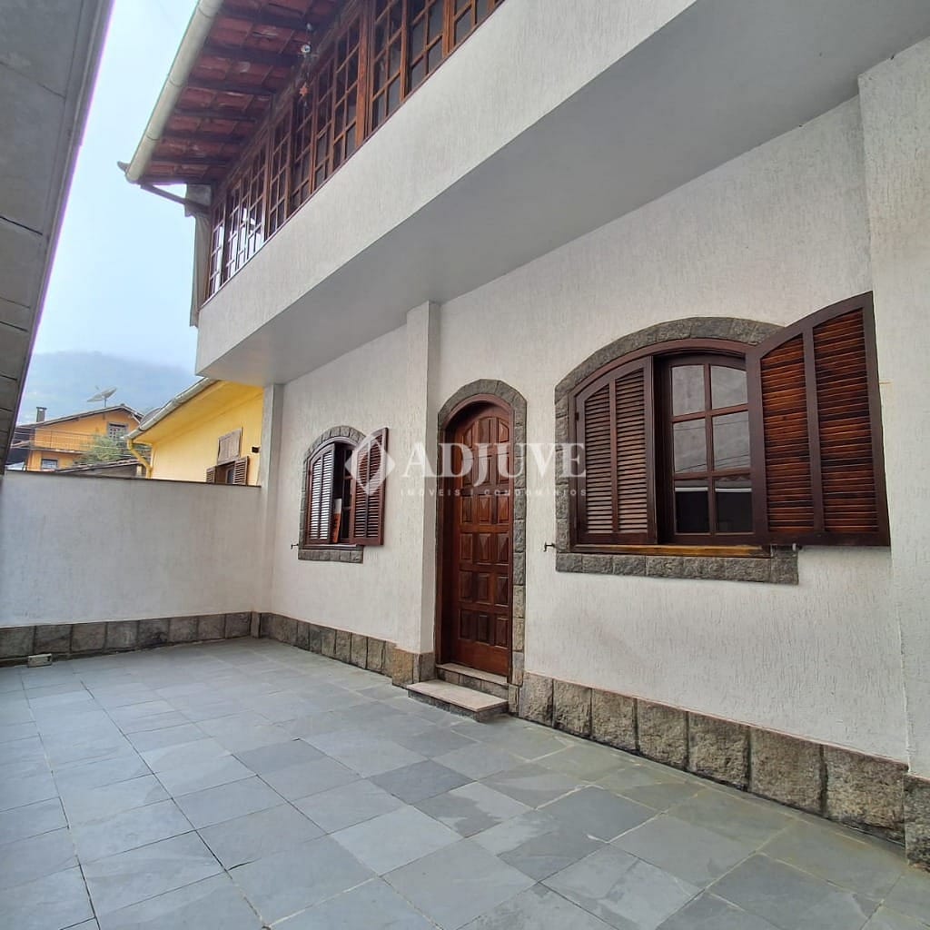 Casa à venda com 5 quartos, 140m² - Foto 4