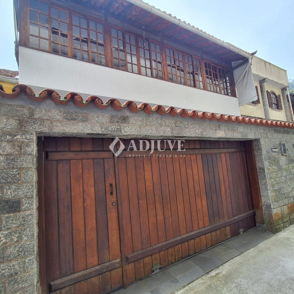 Casa à venda com 5 quartos, 140m² - Foto 1