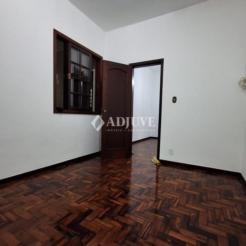 Casa à venda com 5 quartos, 140m² - Foto 8