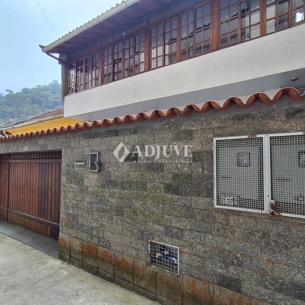 Casa à venda com 5 quartos, 140m² - Foto 2
