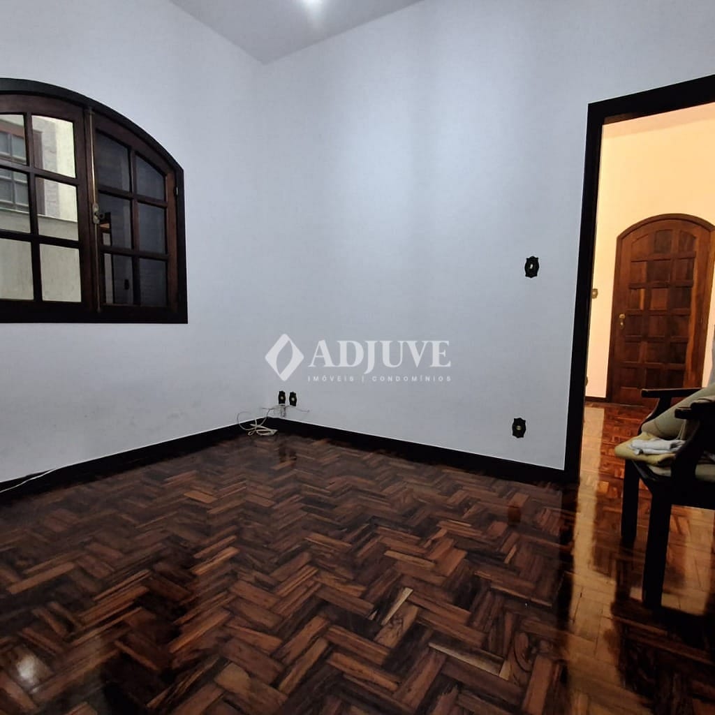 Casa à venda com 5 quartos, 140m² - Foto 10