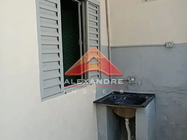 Casa com 300m² 1 quarto e 1 banheiro, para alugar, no bairro Vila Industrial em São José Dos Campos