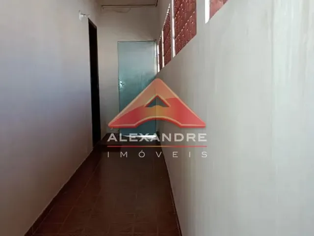Casa com 300m² 1 quarto e 1 banheiro, para alugar, no bairro Vila Industrial em São José Dos Campos
