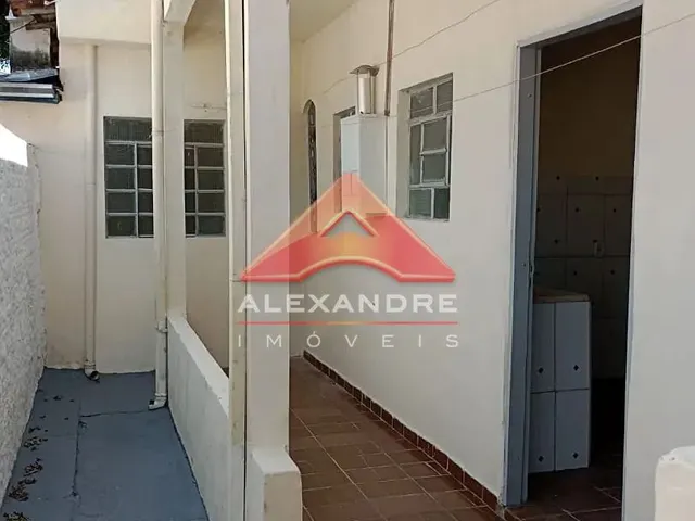 Casa com 300m² 1 quarto e 1 banheiro, para alugar, no bairro Vila Industrial em São José Dos Campos