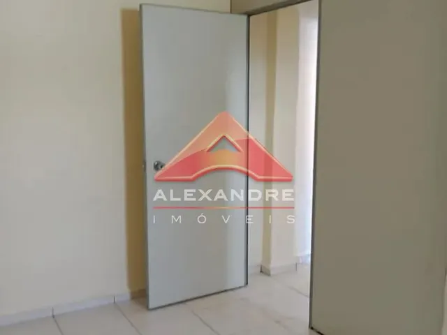 Casa com 300m² 1 quarto e 1 banheiro, para alugar, no bairro Vila Industrial em São José Dos Campos