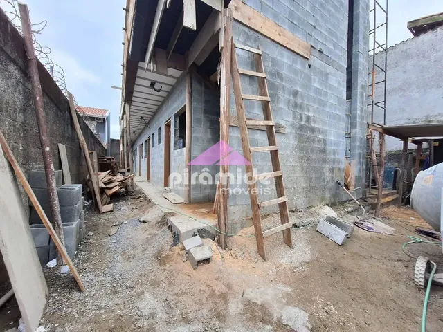 Casa com 29m² 1 quarto e 1 banheiro, para alugar, no bairro Jardim Britânia em Caraguatatuba
