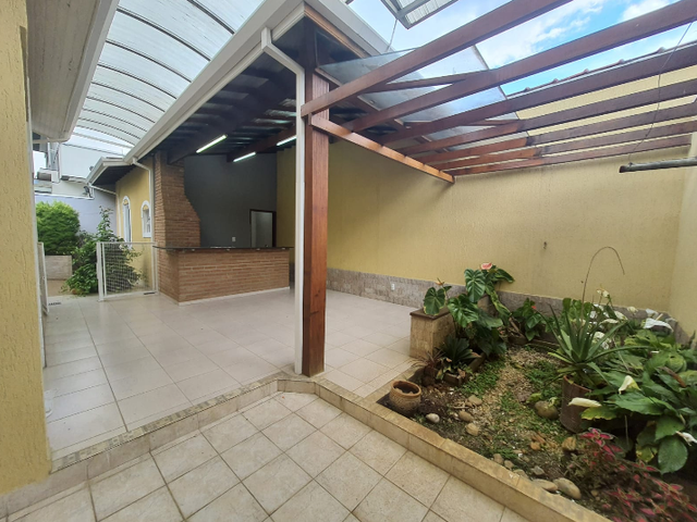 Casa com 393m² 4 quartos e 3 banheiros, à venda, no bairro Jardim Santa Clara em Taubaté