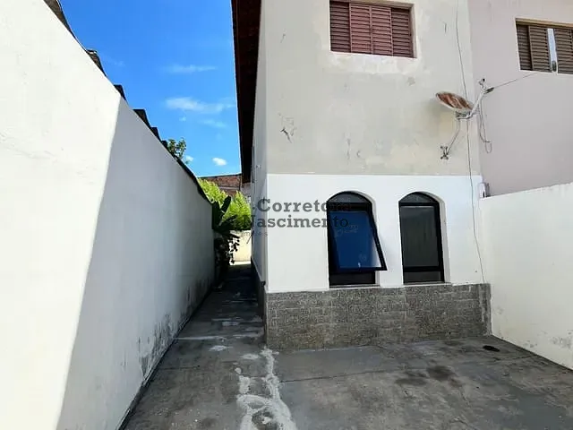 Casa com 90m² 3 quartos e 2 banheiros, para alugar, no bairro Jardim Jacinto em Jacareí