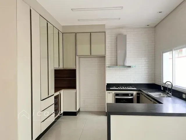 Casa com 330m² 5 quartos e 4 banheiros, para alugar, no bairro Urbanova em São José dos Campos