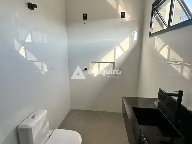 Casa com 174m² 4 quartos e 5 banheiros, à venda ou para alugar, no bairro Cará-cará em Ponta Grossa