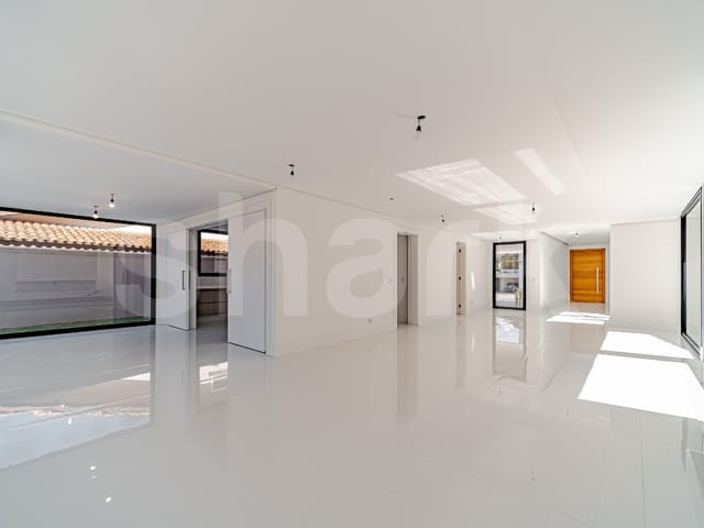 Casa com 560m² 4 quartos e 6 banheiros, à venda ou para alugar, no bairro Alphaville Residencial Um em Barueri