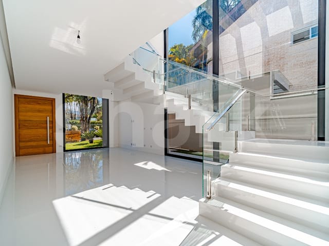 Casa com 560m² 4 quartos e 6 banheiros, à venda ou para alugar, no bairro Alphaville Residencial Um em Barueri