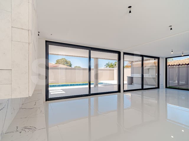 Casa com 560m² 4 quartos e 6 banheiros, à venda ou para alugar, no bairro Alphaville Residencial Um em Barueri