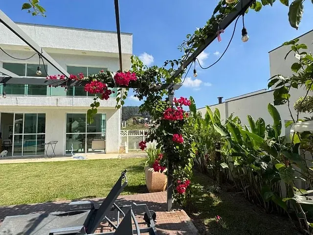 Casa com 1000m² 4 quartos e 5 banheiros, à venda, no bairro Jardim Sant'Anna do Pedregulho em Jacareí