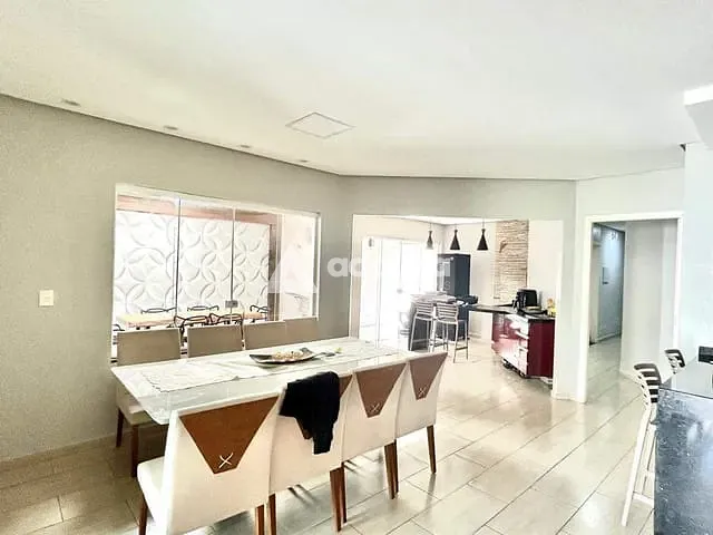 Casa com 300m² 3 quartos e 3 banheiros, à venda, no bairro Jardim Carvalho em Ponta Grossa