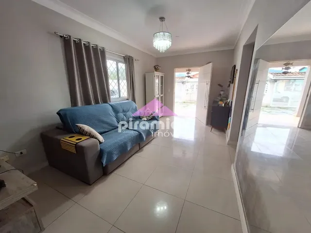 Casa com 300m² 3 quartos e 2 banheiros, à venda, no bairro Barranco Alto em Caraguatatuba