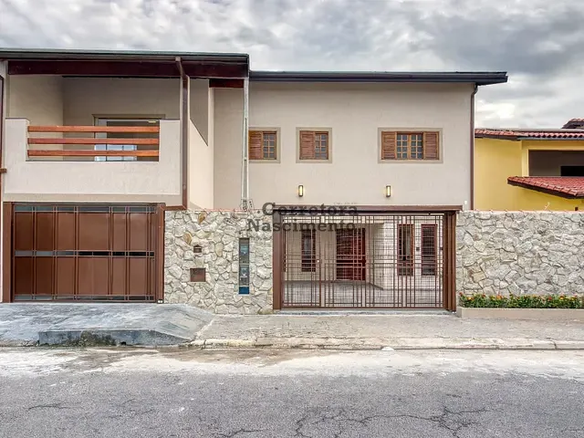 Casa com 390m², à venda, no bairro Jardim Santa Maria em Jacareí