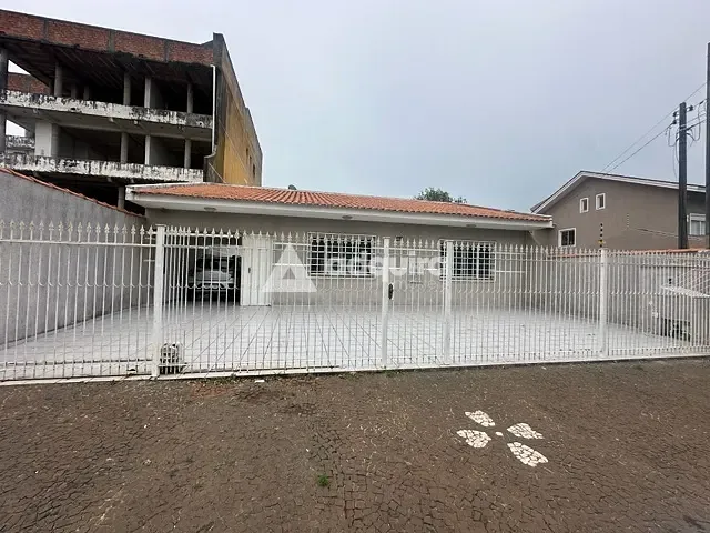 Casa com 361m² 3 quartos e 3 banheiros, à venda, no bairro Uvaranas em Ponta Grossa