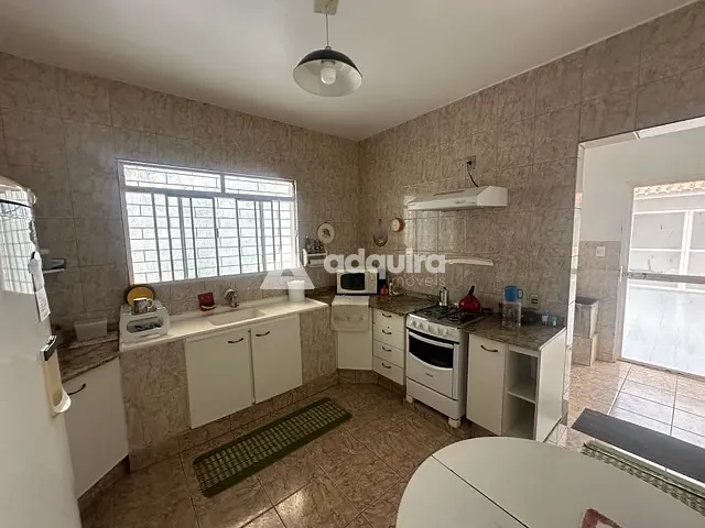 Casa com 361m² 3 quartos e 3 banheiros, à venda, no bairro Uvaranas em Ponta Grossa