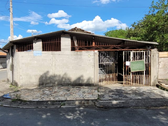 Casa 3 quartos e 2 banheiros, à venda, no bairro Conjunto Residencial Araretama em Pindamonhangaba