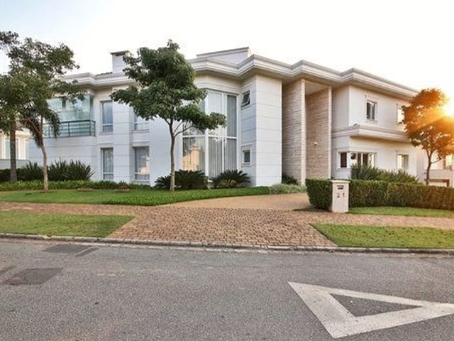 Casa com 977m² 5 quartos e 6 banheiros, à venda, no bairro Alphaville em Santana de Parnaíba