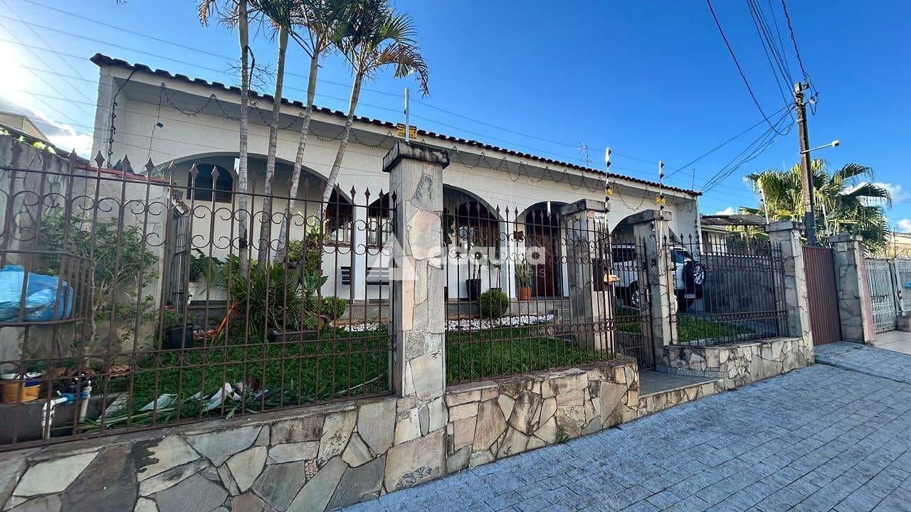 Casa, 3 quartos, 240 m² - Foto 1