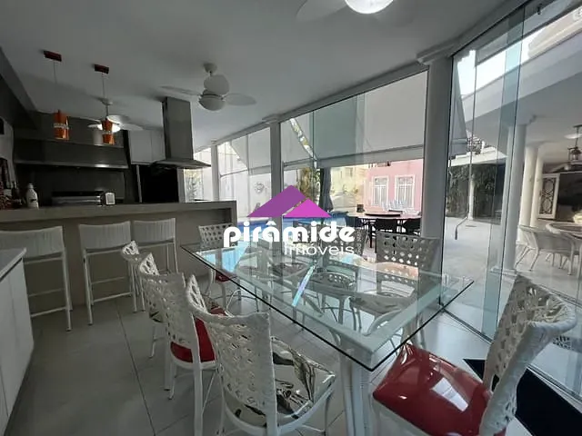 Casa com 720m² 4 quartos e 6 banheiros, à venda, no bairro Jardim das Colinas em São José dos Campos