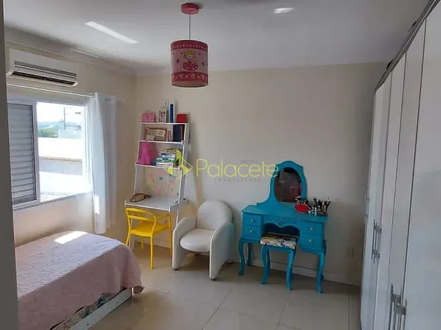 Casa 3 quartos e 5 banheiros, à venda, no bairro Piracangaguá em Taubaté