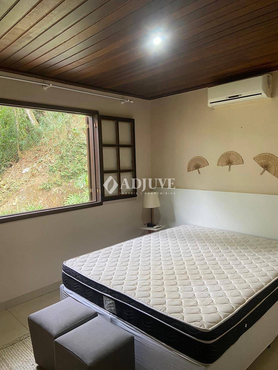 Casa à venda com 4 quartos, 219m² - Foto 2