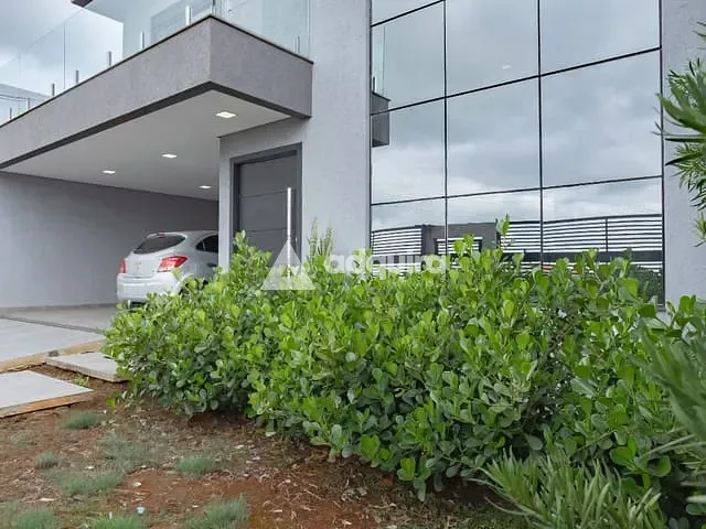 Sobrado com 300m² 4 quartos e 6 banheiros, à venda, no bairro Centro em Carambeí