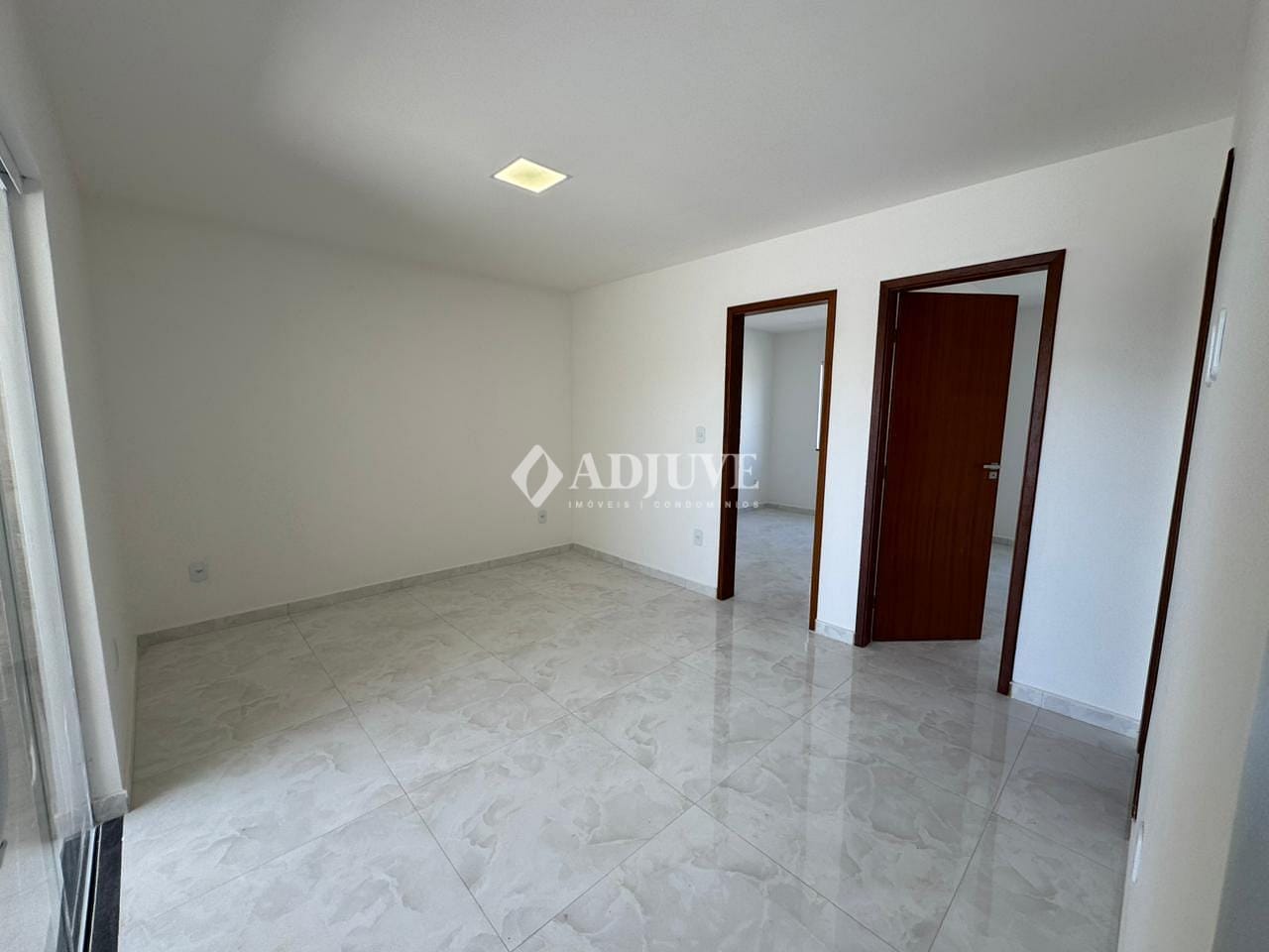 Casa à venda com 2 quartos, 65m² - Foto 3