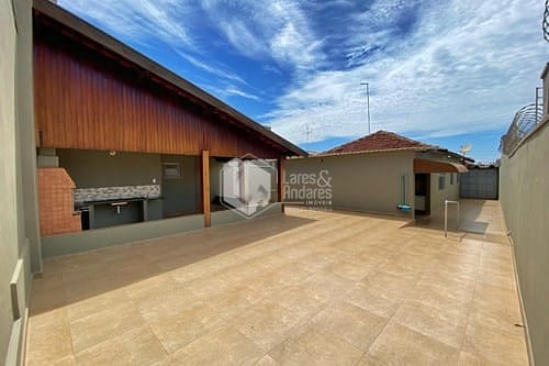 Casa à venda com 4 quartos, 291m² - Foto 1