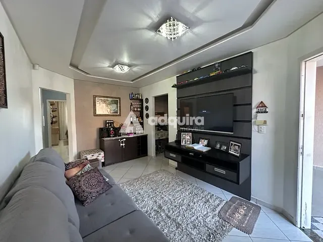 Casa com 326m² 3 quartos e 2 banheiros, à venda, no bairro Uvaranas em Ponta Grossa