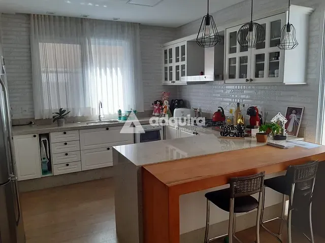 Casa com 300m² 5 quartos e 4 banheiros, à venda, no bairro Colônia Dona Luíza em Ponta Grossa