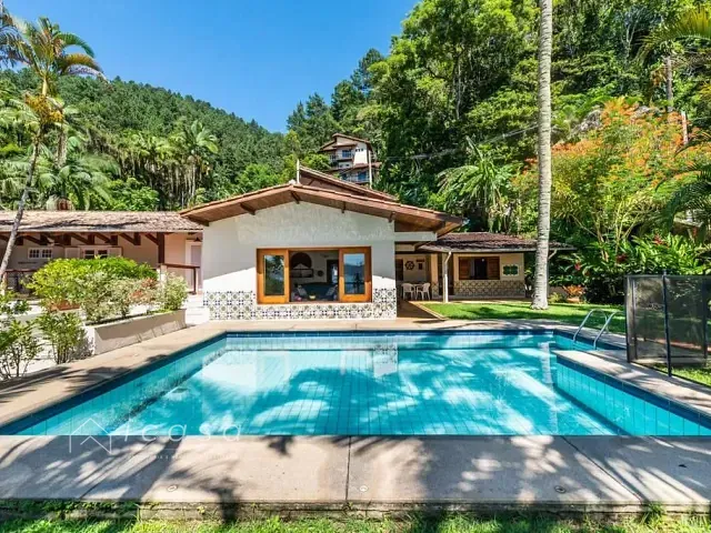 Casa com 1700m² 8 quartos e 10 banheiros, à venda, no bairro Flamengo em Ubatuba