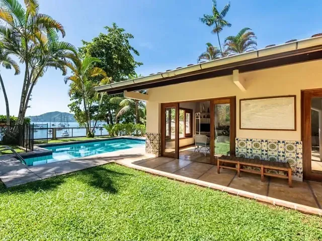 Casa com 1700m² 8 quartos e 10 banheiros, à venda, no bairro Flamengo em Ubatuba