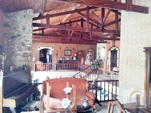 Casa com 1040m² 5 quartos e 3 banheiros, à venda, no bairro Jardim Siriema em Atibaia