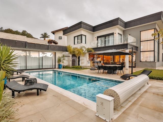 Casa com 800m² 4 quartos e 6 banheiros, à venda, no bairro Alphaville em Santana de Parnaíba