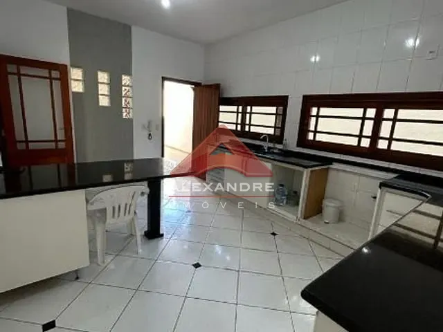 Casa com 360m² 4 quartos e 2 banheiros, à venda, no bairro Vila Resende em Caçapava