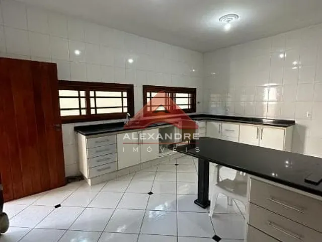 Casa com 360m² 4 quartos e 2 banheiros, à venda, no bairro Vila Resende em Caçapava