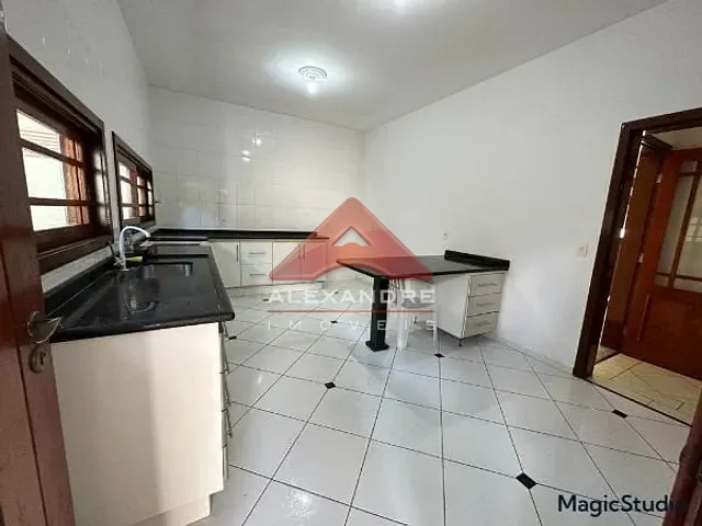 Casa com 360m² 4 quartos e 2 banheiros, à venda, no bairro Vila Resende em Caçapava