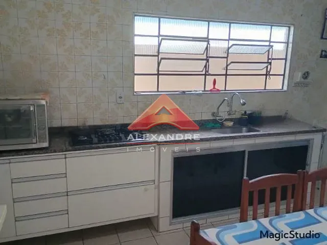 Casa com 300m² 3 quartos e 1 banheiro, à venda, no bairro Vila Industrial em São José dos Campos