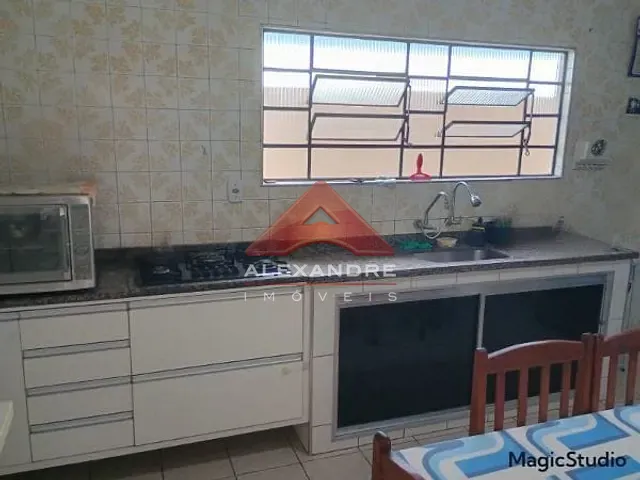 Casa com 300m² 3 quartos e 1 banheiro, à venda, no bairro Vila Industrial em São José dos Campos