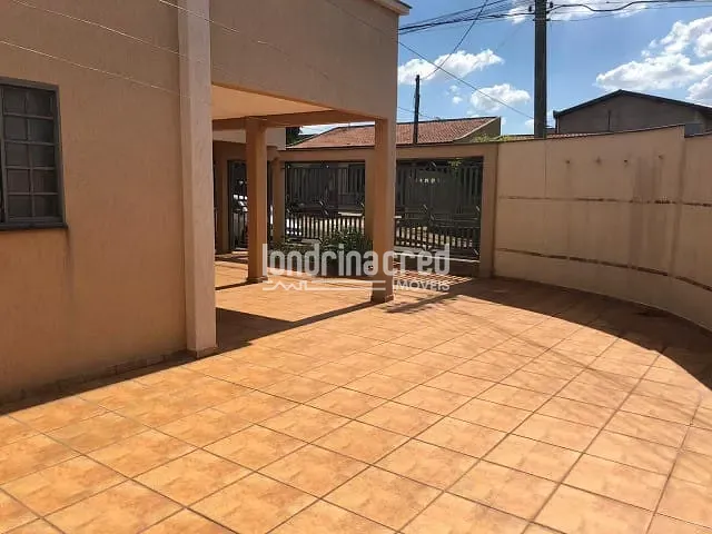 Casa com 355m², à venda, no bairro Conjunto Parigot de Souza 3 em Londrina