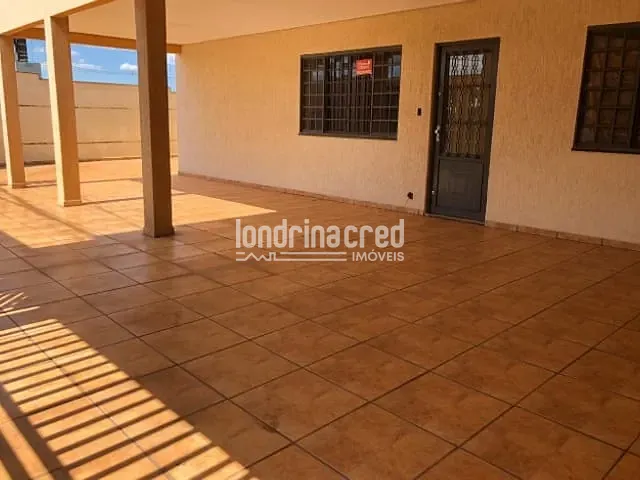 Casa com 355m², à venda, no bairro Conjunto Parigot de Souza 3 em Londrina
