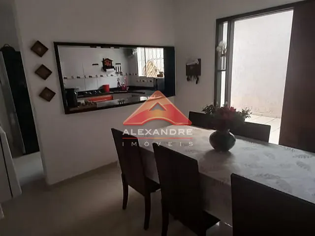 Casa com 145m² 3 quartos e 1 banheiro, à venda, no bairro Parque dos Príncipes em Jacareí