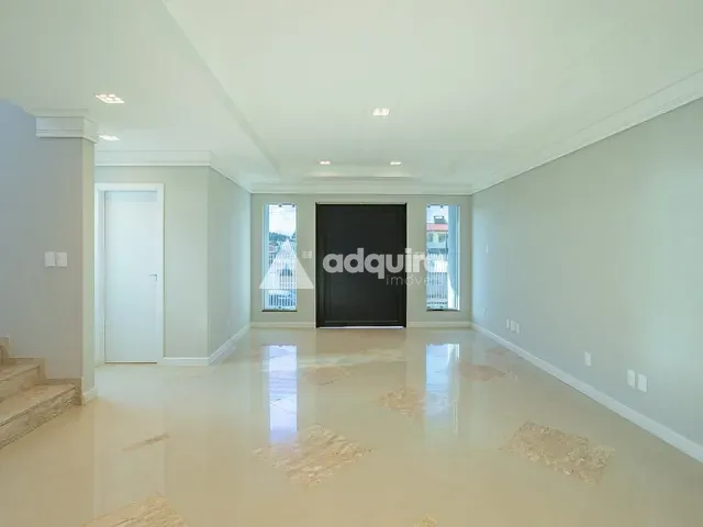 Casa com 429m² 3 quartos e 5 banheiros, à venda, no bairro Uvaranas em Ponta Grossa