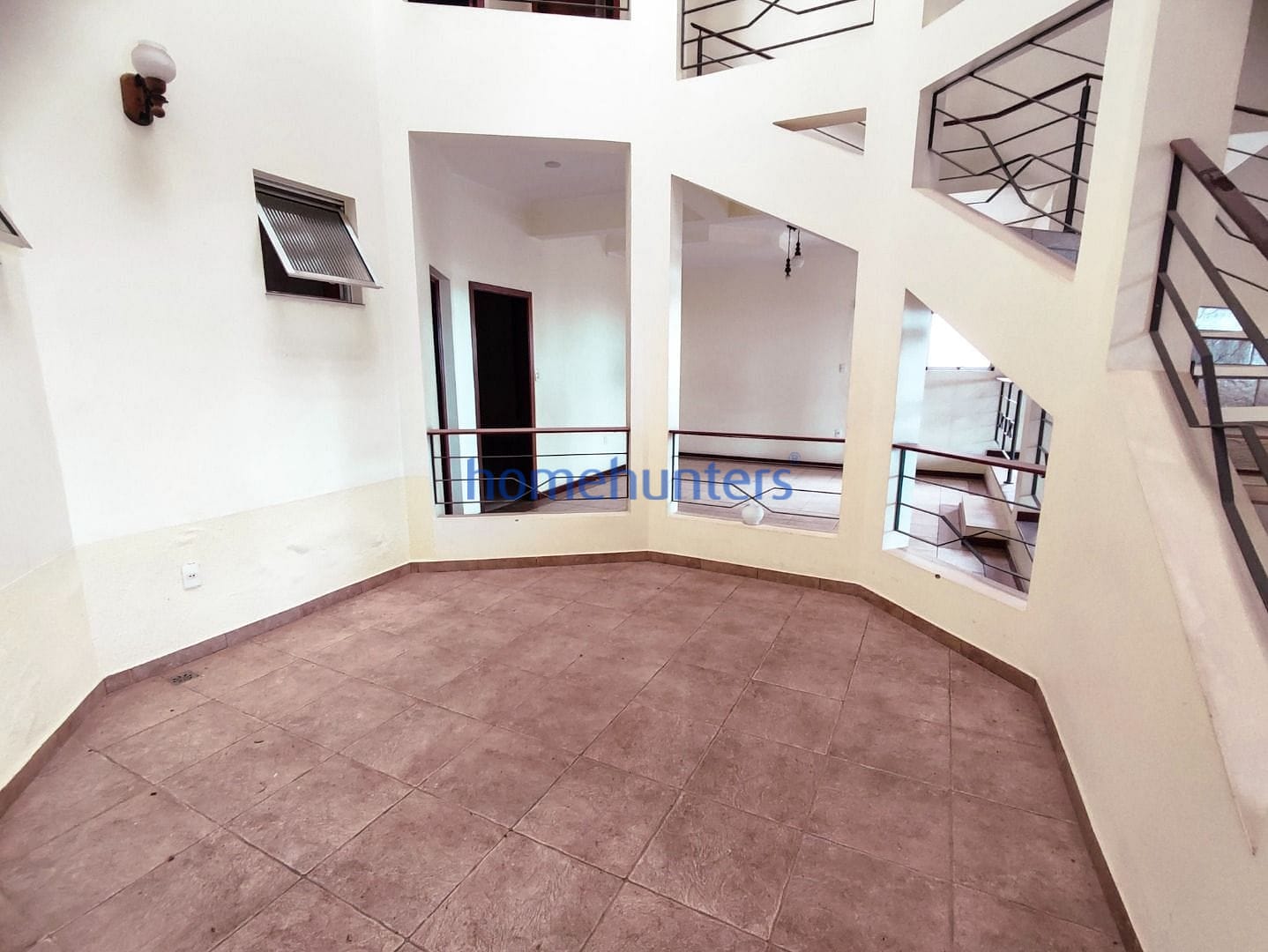 Casa à venda e aluguel com 3 quartos, 385m² - Foto 2